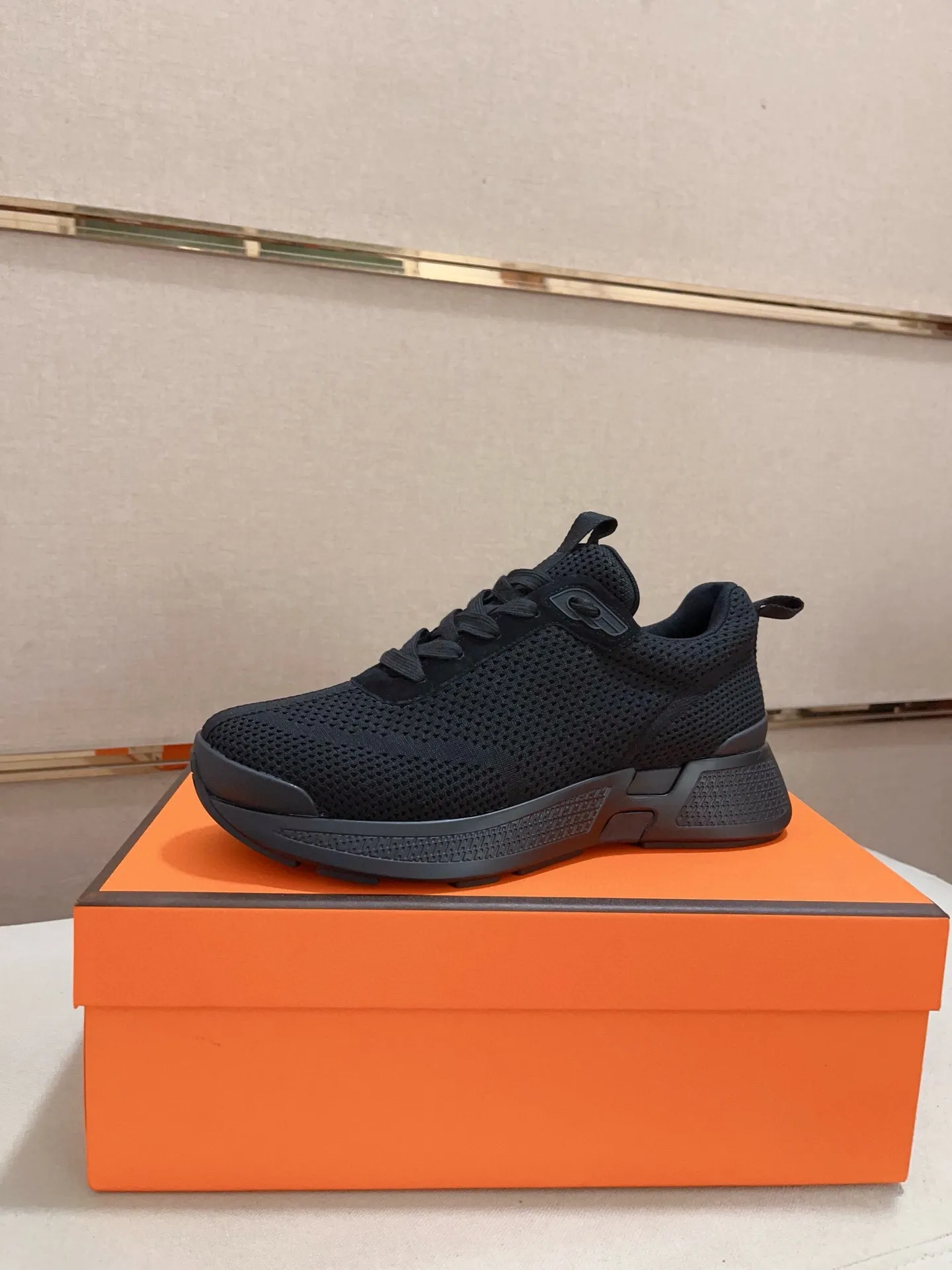 Factory price: 540💰《HERMES》【Classic Original Version】Hermès; Top 🔝 Purchasing Agency 🔍🔍Men's latest 🇺🇸 counters are on sale simultaneously, original imported from Italy ▲▲Silk cowhide with breathable fabric ▲▲ (high-end and expensive Qi·Grade) Exquisite workmanship (Italian 🇮🇹Imported water-dyed 🐂cowhide lining) Sole: Original sole provided by the original factory, ⚠️Exclusive double-layer activity·TPR·Rubber·Combined molded outsole; Super·comfortable·wear-resistant·non-slip·environmental protection The real thing is more beautiful if you take the real thing (high quality, follow the order), you can enter and exit the counter at will * Number of yards: 38·39·40·41·42·43·44# (can be customized 45.)